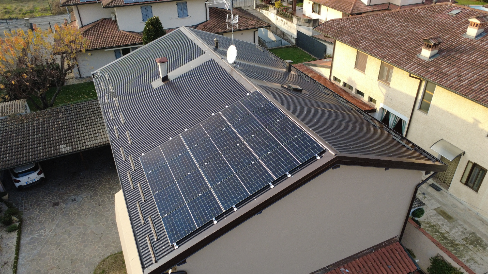 Impianto fotovoltaico residenziale su tetto vista dall'alto